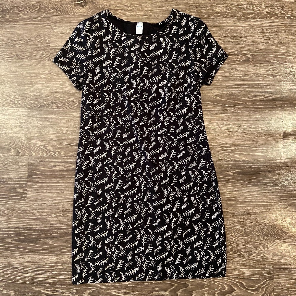 Old Navy - Black and White leaf patterned dress